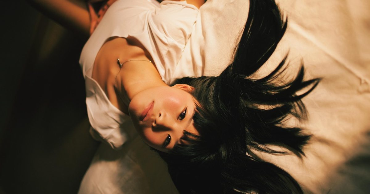 公开便所 App 主界面数据看板示意：深色背景上排列着附近可用点位列表、步行距离与开放状态标签，薄荷青色高亮，整体呈现科技感的夜间城市氛围